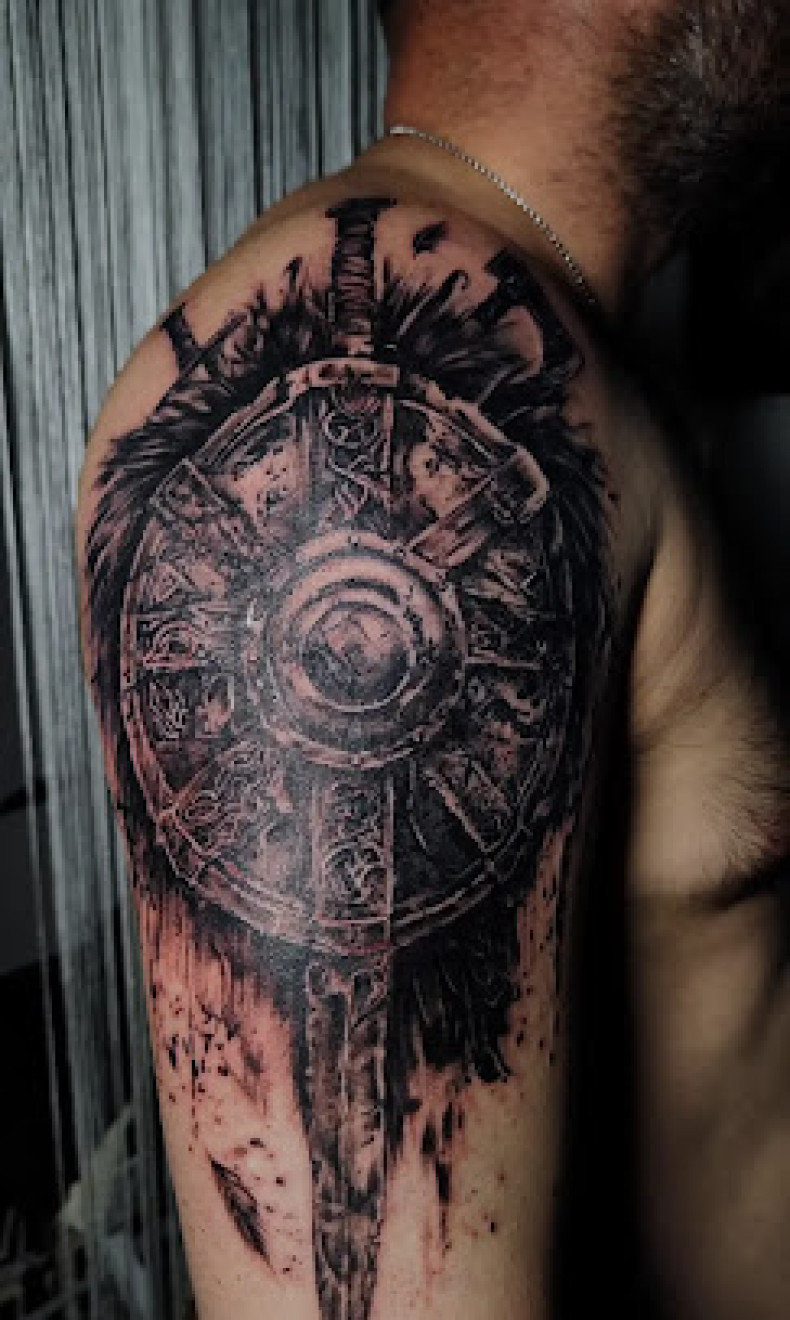 Мужские на плече меч, фото - Тату салон Tattoo Code