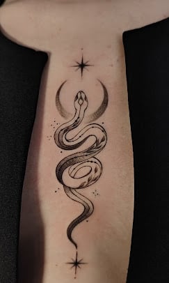 Для дівчат змія на передпліччі, фото - Тату салон Tattoo Code