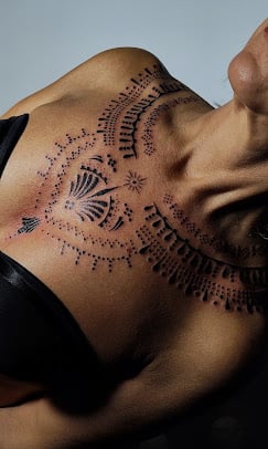Для дівчат чорно-білі на грудях, фото - Тату салон Tattoo Code