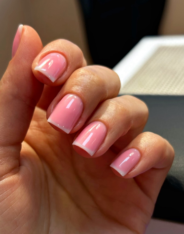 Нежный маникюр французский розовый, фото - Салон красоты Beauty Hub