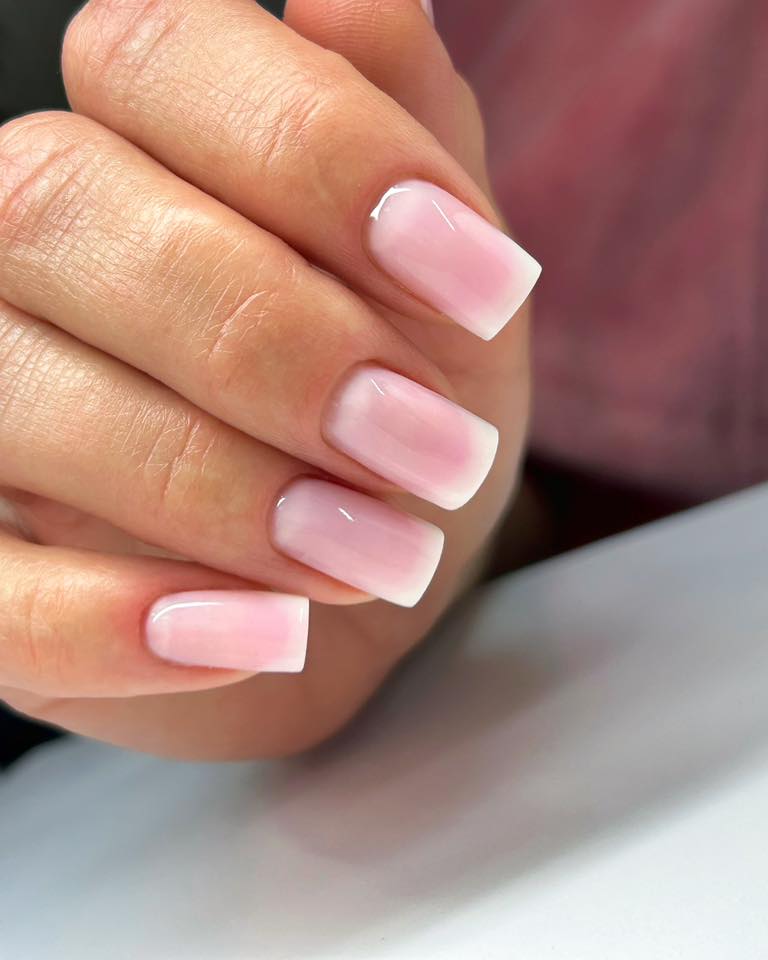 Нежный маникюр нюдовый молочный, фото - Салон красоты Beauty Hub
