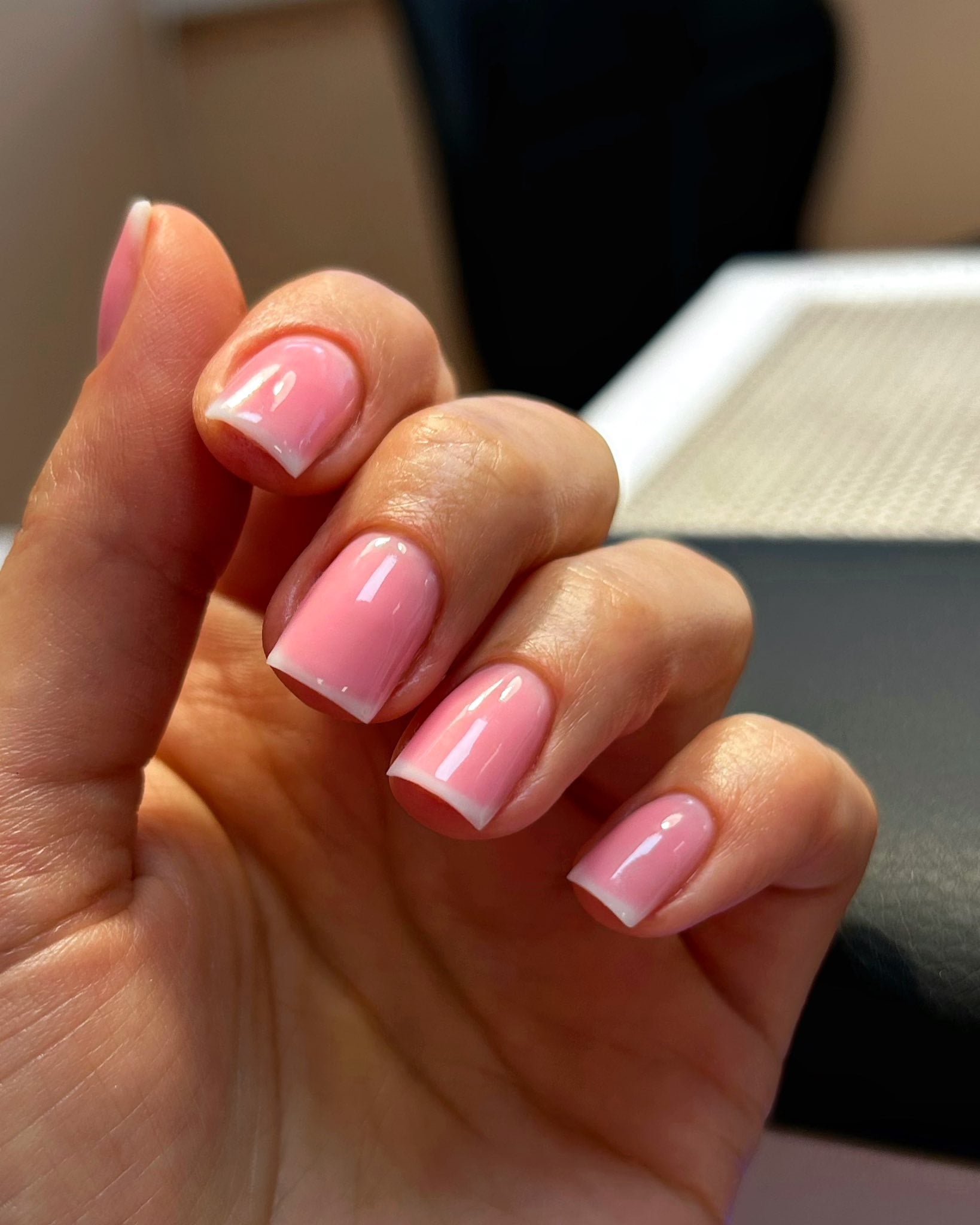 Нежный маникюр французский розовый, фото - Салон красоты Beauty Hub
