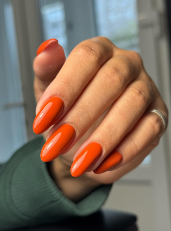 Яскравий манікюр на довгі нігті помаранчевий, фото - Студія краси Kolo Beauty
