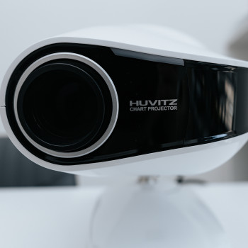 Сучасне обладнання BINOCULAR для перевірки гостроти зору та комфортного офтальмологічного огляду в Броварах.