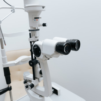Щілинна лампа та діагностичний кабінет BINOCULAR для уважного огляду очей дорослих і дітей.