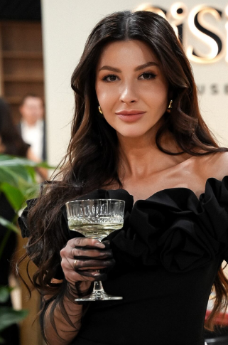 Стильна фотосесія портретна у сукні, фото - Студія краси SiSi and Co.