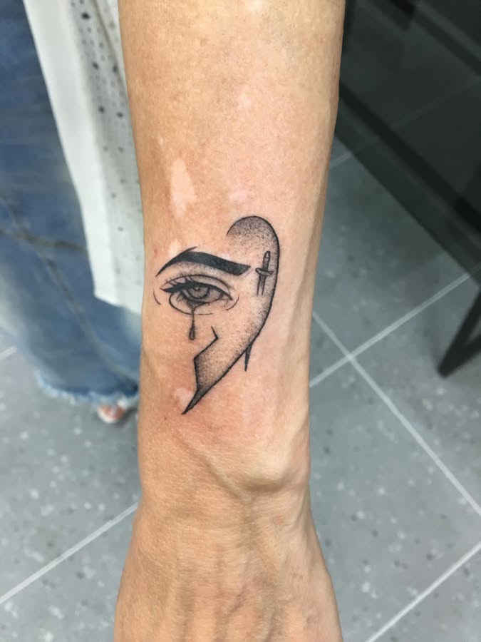 Для дівчат око на передпліччі, фото - Тату салон Tattoo Line