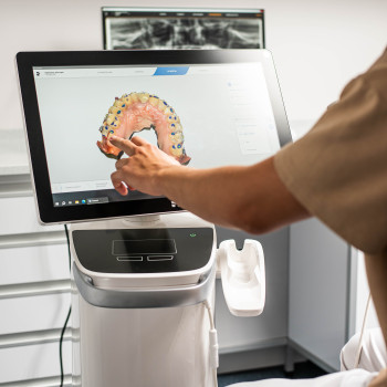 Лікар аналізує 3D-скан щелепи пацієнта, виконаний сканером Primescan AC