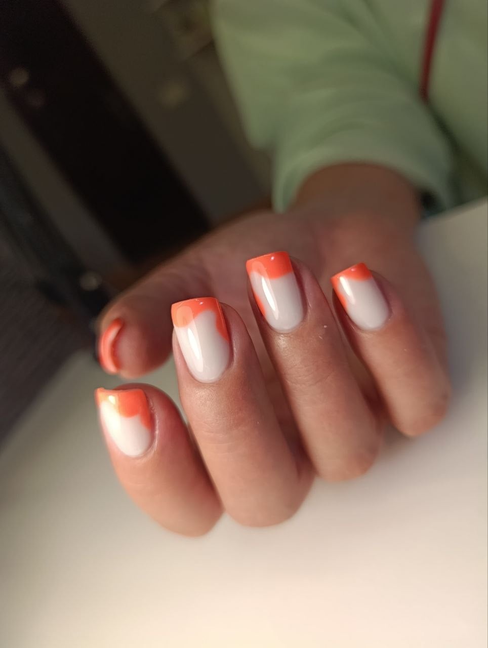 Білий манікюр помаранчевий, фото - Салон краси Franz nails bar