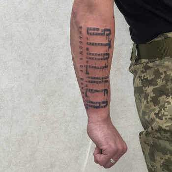Тату напис. напис сталкер. тату Словʼянськ. на руці.