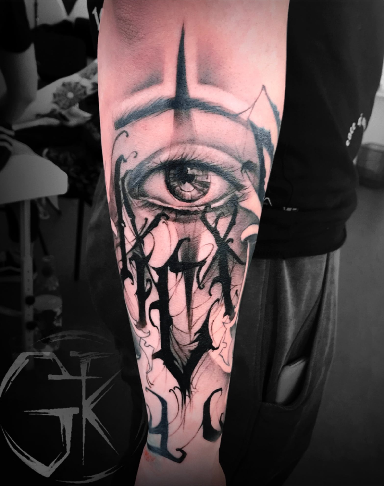 Мужские глаз на предплечье, фото - Тату салон Tattoo hub