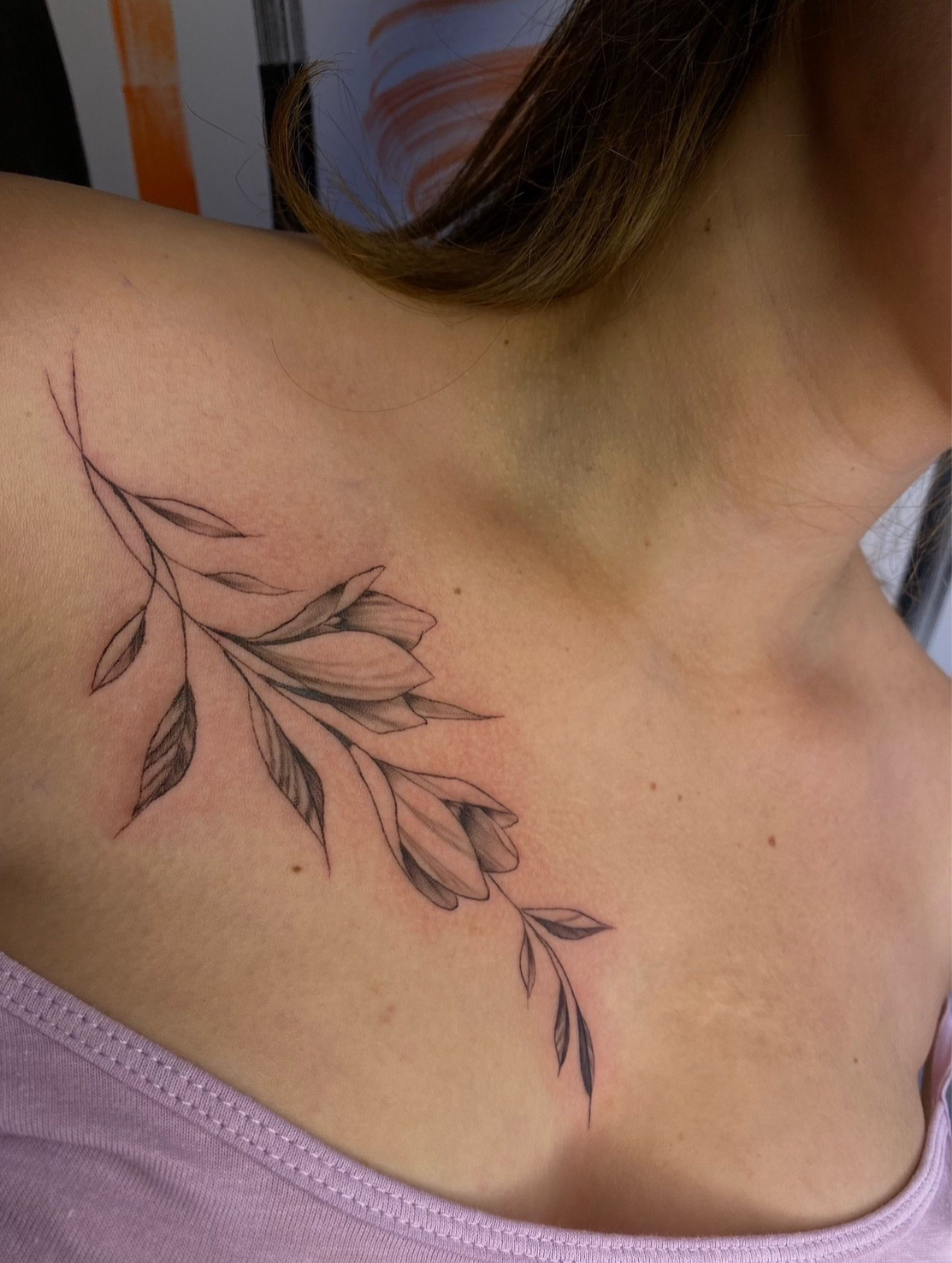 Женские черно-белые цветы, фото - Тату салон Tattoo hub