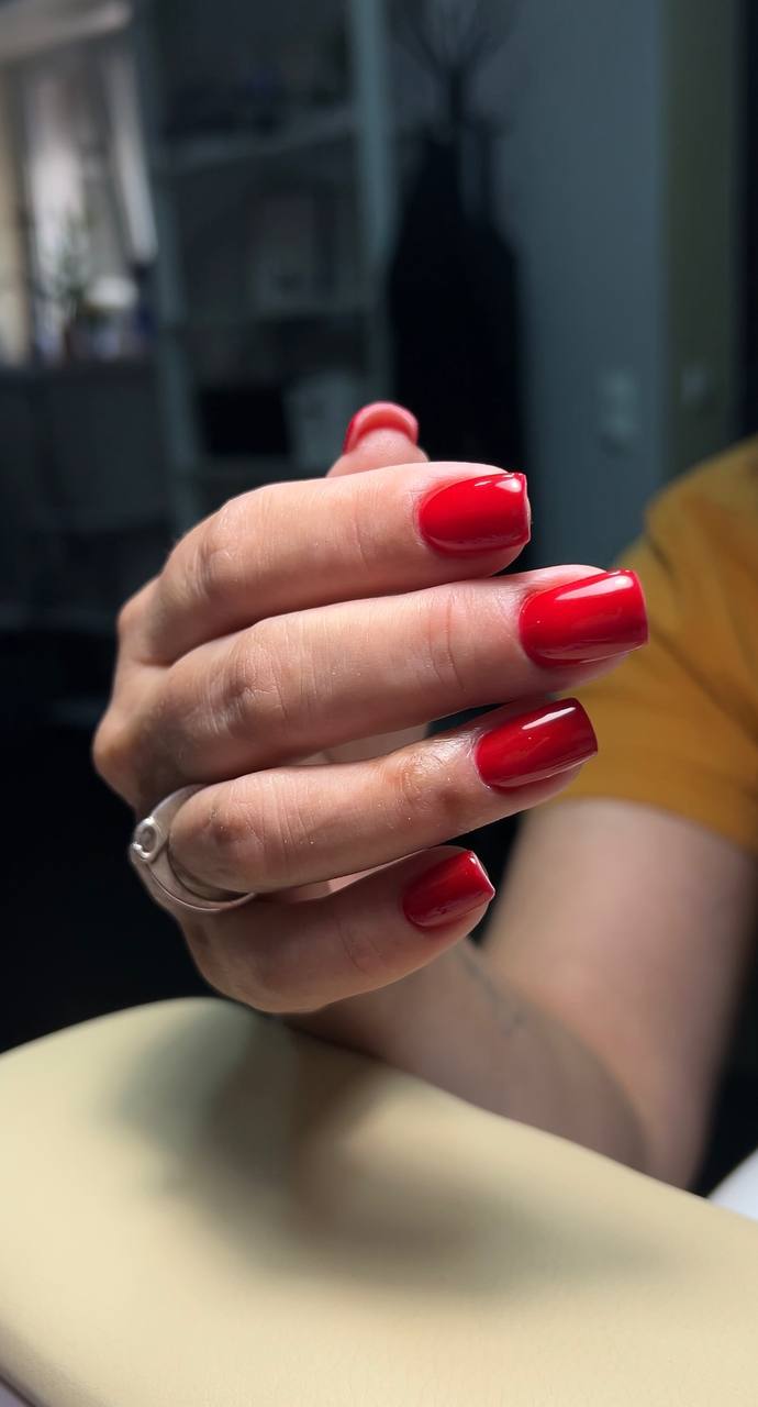 Червоний манікюр яскравий на квадратні нігті, фото - Студія краси Beauty for you