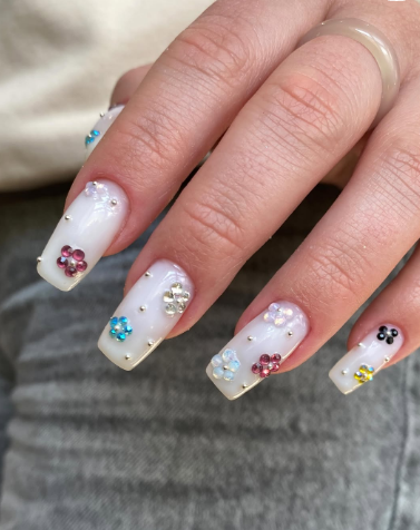 Білий манікюр на квадратні нігті зі стразами, фото - Нігтьова студія Nice Nail Studio
