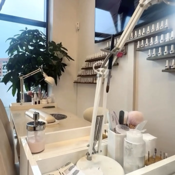 Премиум сеть beauty clinic Nails & CO В поисках высококвалифицированных мастеров маникюра