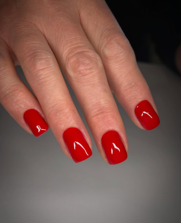 Червоний манікюр на короткі нігті яскравий, фото - Нігтьова студія Batik Nails