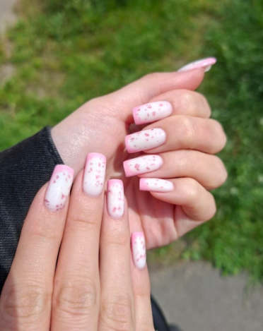 Білий манікюр з малюнком рожевий, фото - Студія краси Венера