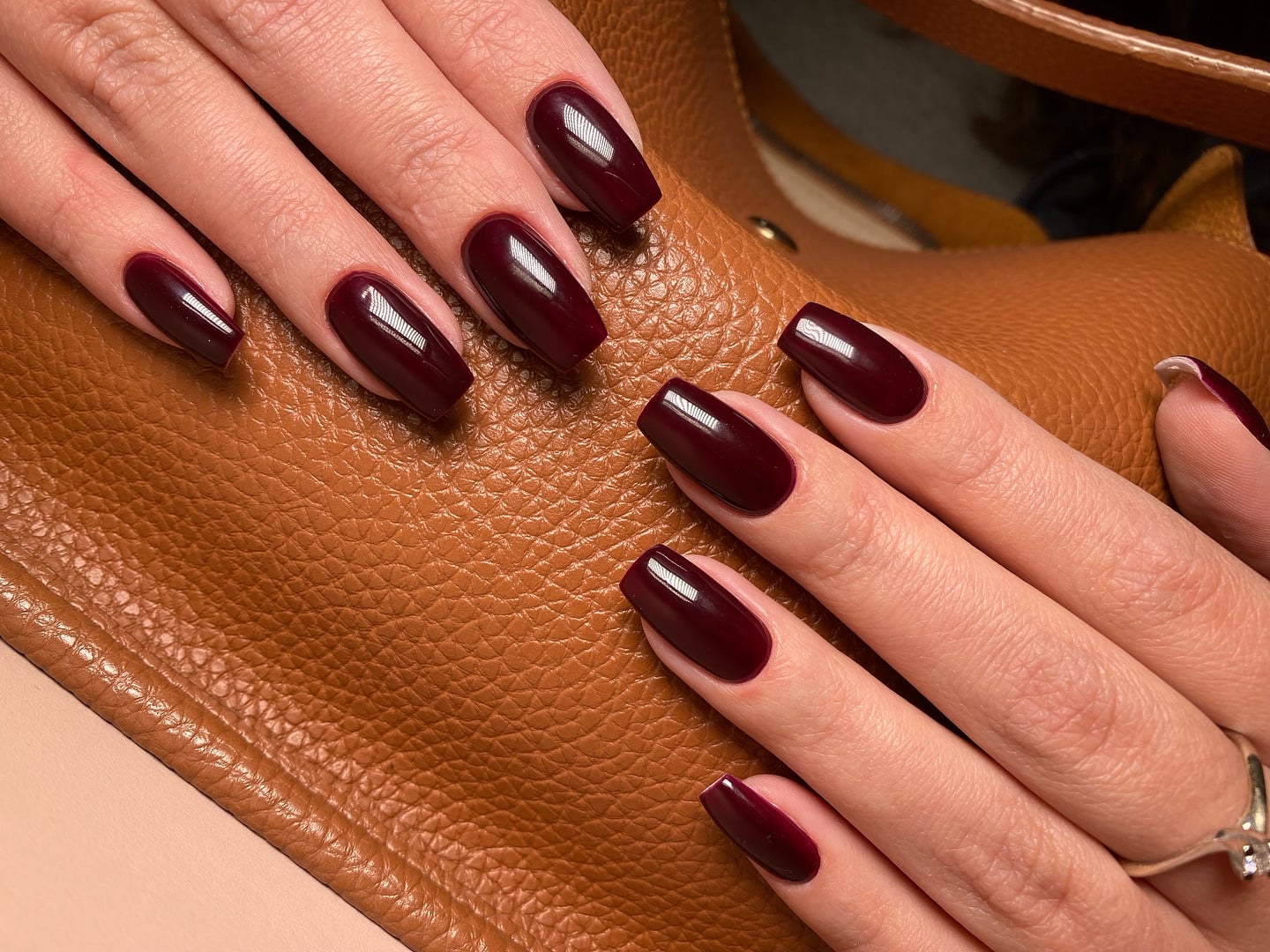 Бордовий манікюр однотонний (монохромний) темний, фото - Студія краси Nail On