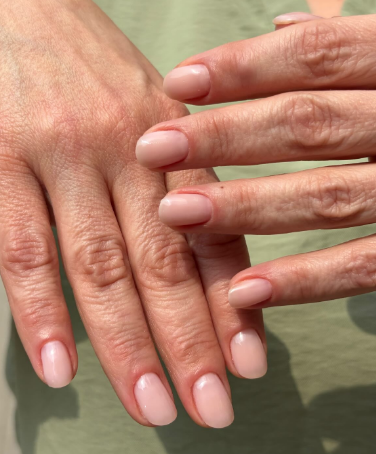 Манікюр на короткі нігті ніжний нюдовий, фото - Студія краси RM Glow Beauty Studio