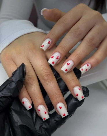 Білий манікюр з малюнком на квадратні нігті, фото - Студія краси London Beauty Hub