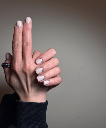 Манікюр на короткі нігті нюдовий з блискітками, фото - Студія краси Beauty Space ME