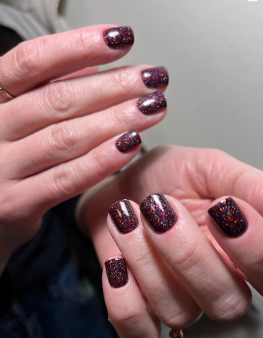 Манікюр на короткі нігті з блискітками бордовий, фото - Студія краси Beauty Space ME