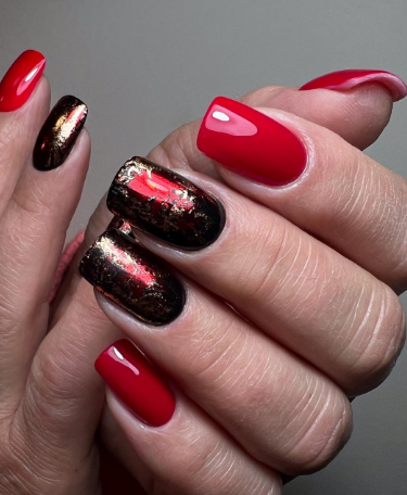 Червоний манікюр на довгі нігті із золотом, фото - Студія краси Beauty Space ME