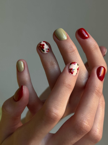 Маникюр на короткие ногти с рисунком разноцветный, фото - Ногтевая студия Nails Party