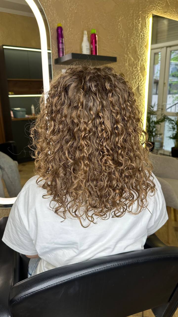 Стрижка на середнє волосся кучеряве, фото - Студія краси HAIRVICTORY