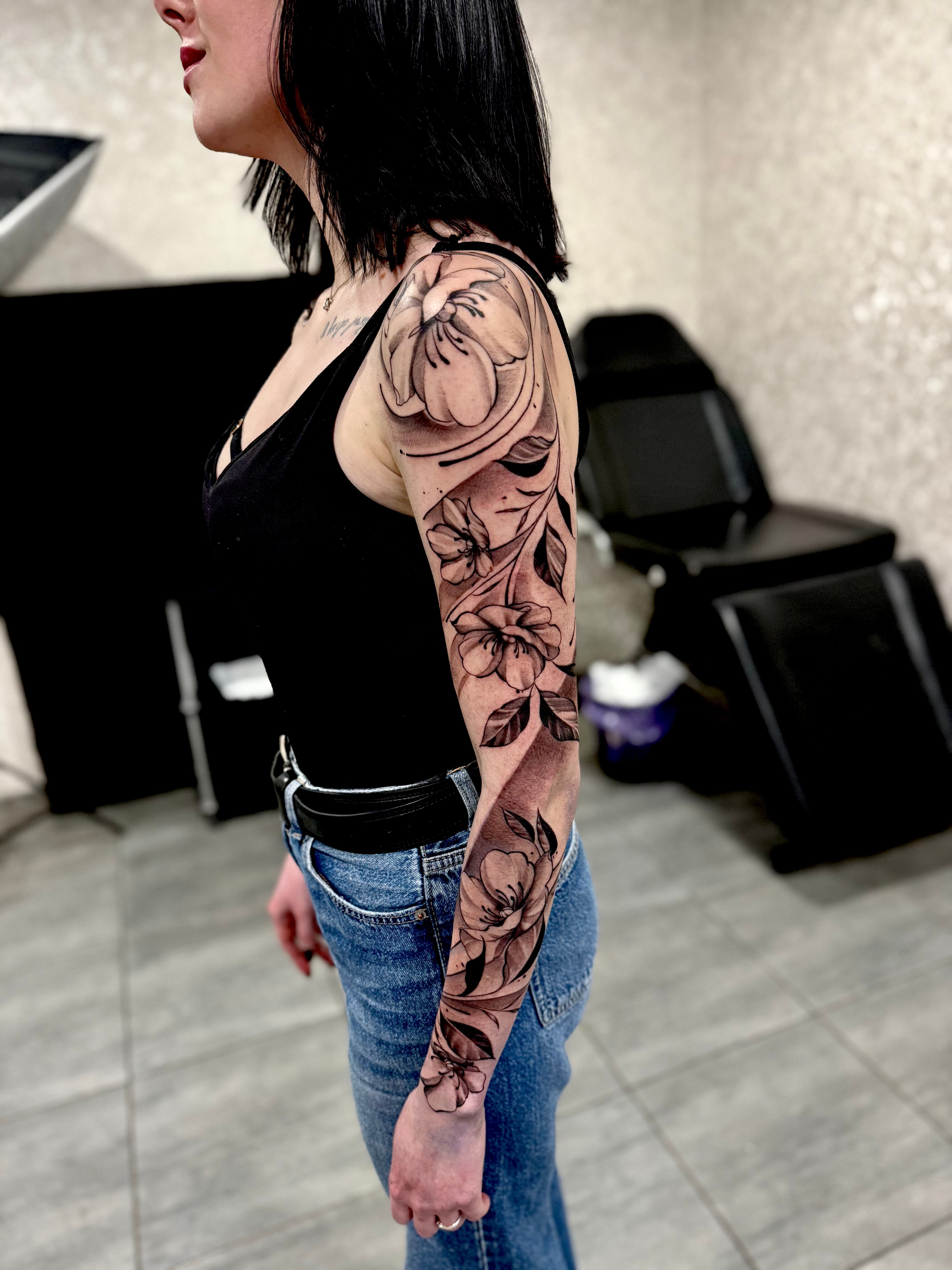Женственный цветочный рукав в стиле black & grey. Плавные переходы теней, изящные линии и гармоничная композиция, подчеркивающая красоту и анатомию руки., фото - Тату мастер Сергій Бубякін