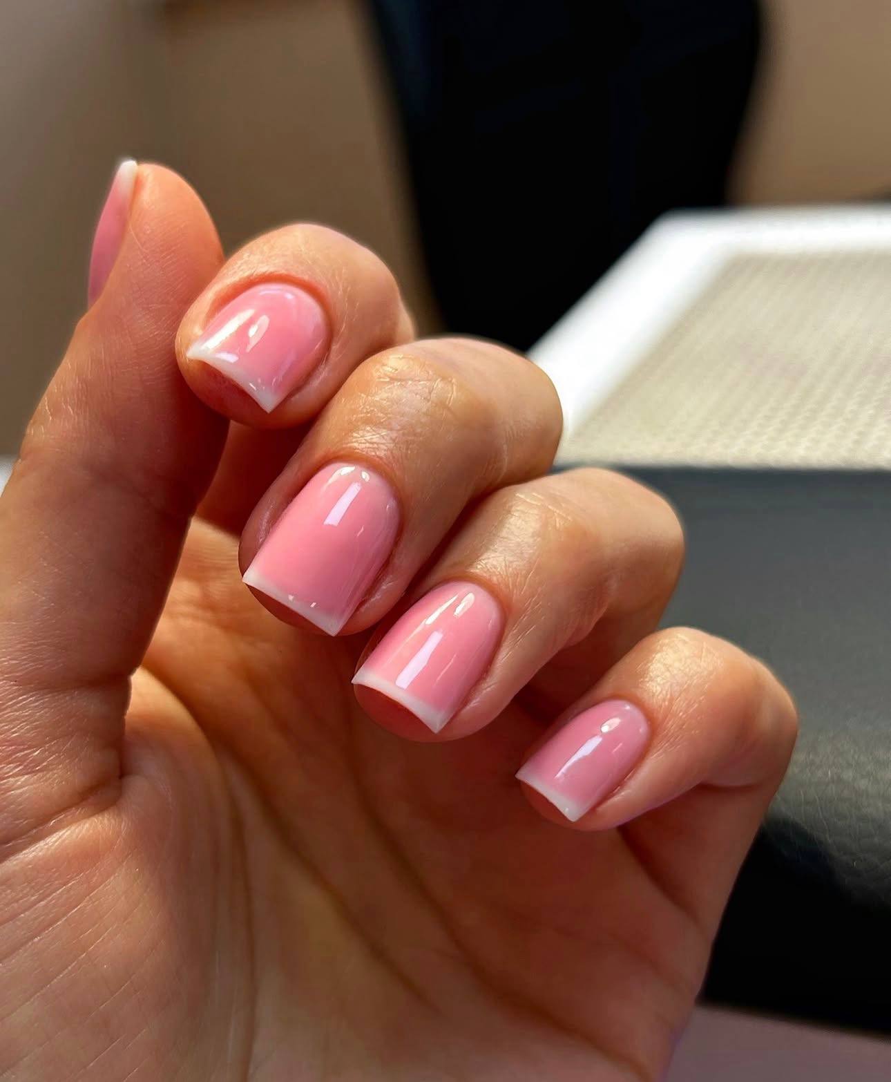 Класичний манікюр ніжний французький, фото - Студія краси Beauty Hub
