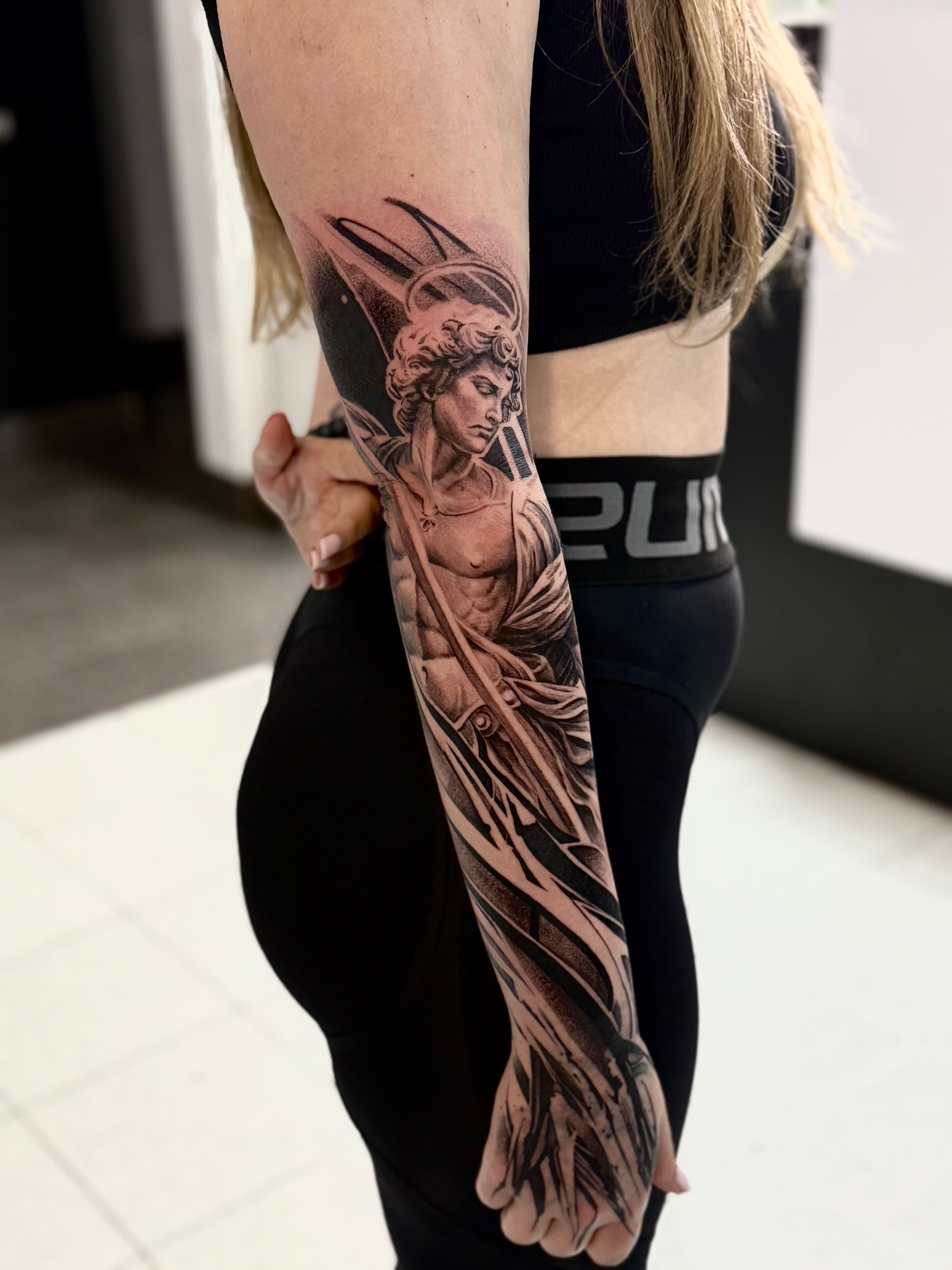 Античная скульптура в стиле black & grey реализм. Детальная проработка анатомии, глубокие тени и плавные переходы создают эффект объёма и передают эстетику классического искусства в современном исполнении., фото - Тату майстер Сергій Бубякін