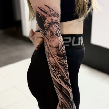Античная скульптура в стиле Black & Grey реализм. Детальная проработка анатомии, глубокие тени и плавные переходы создают эффект объёма и передают эстетику классического искусства в современном исполнении.