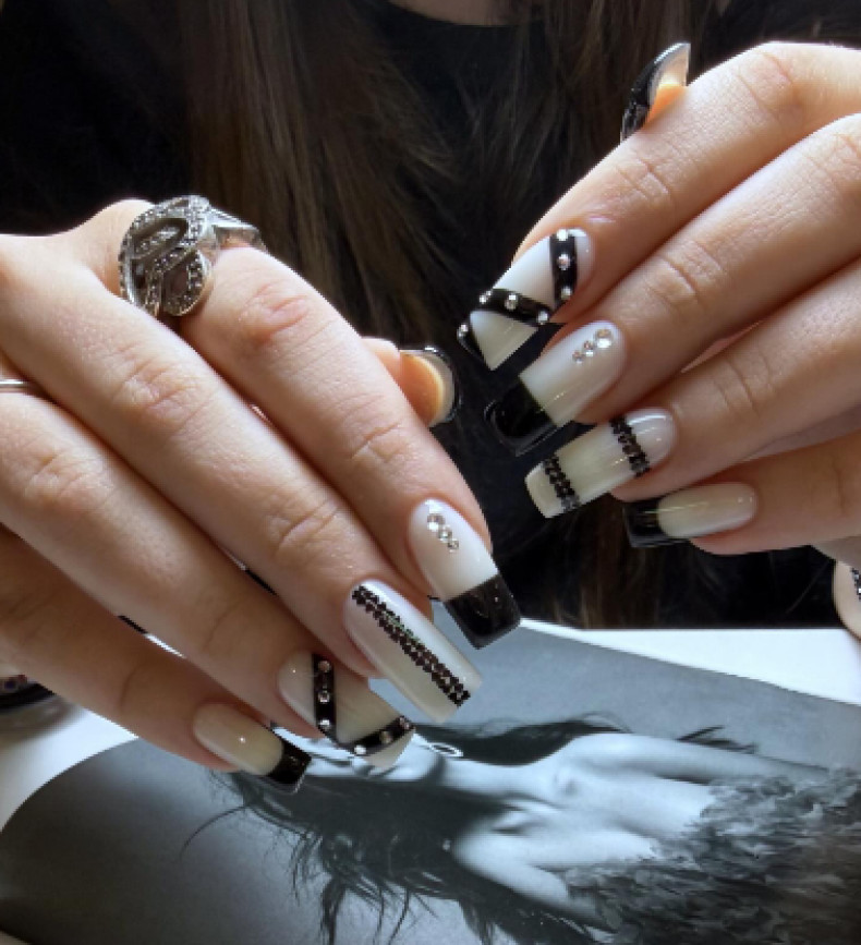 Черный маникюр на длинные ногти со стразами, фото - Студия красоты Nail Artist