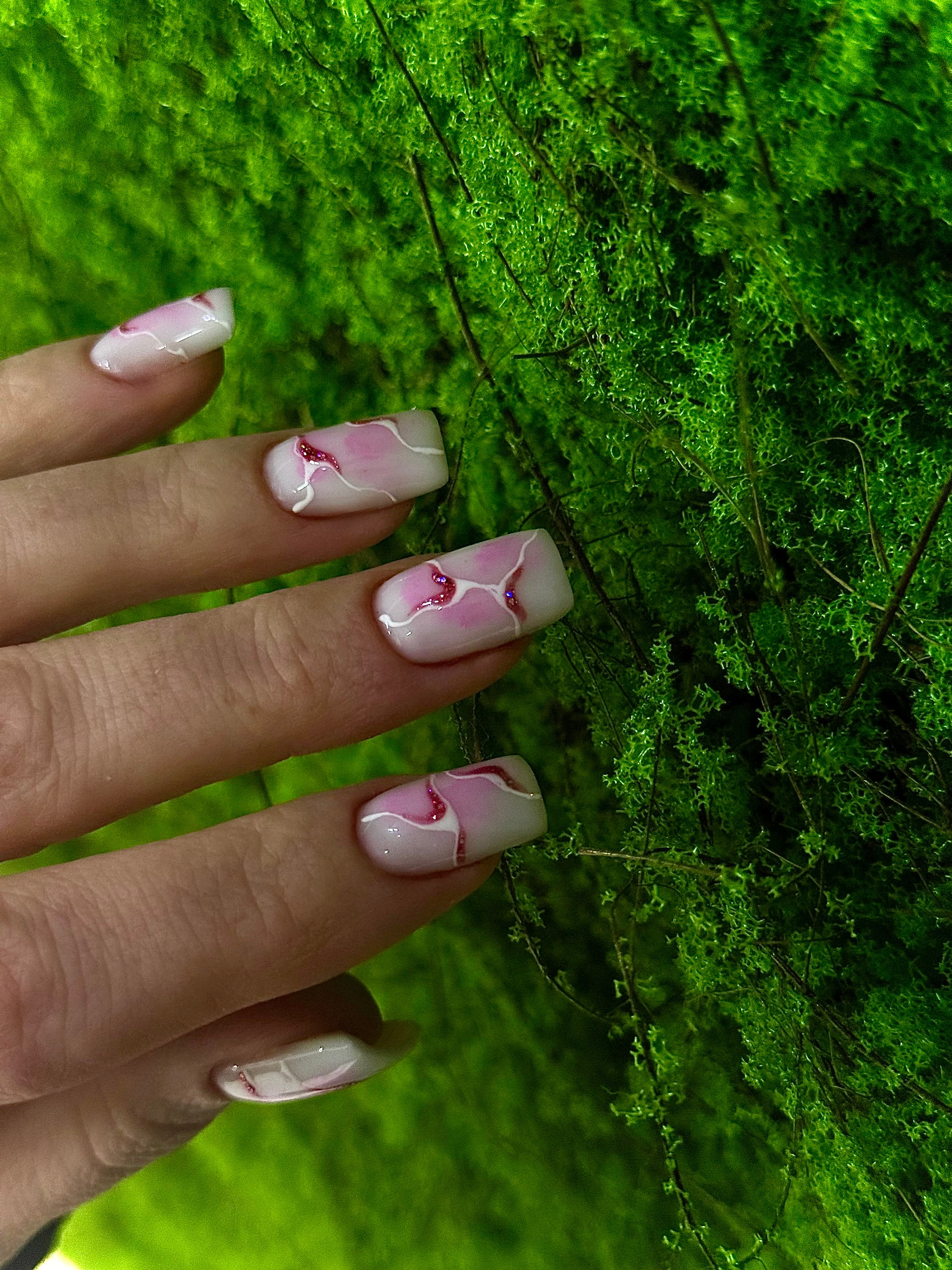 Манікюр з блискітками малюнком рожевий, фото - Нігтьова студія Nails Pro