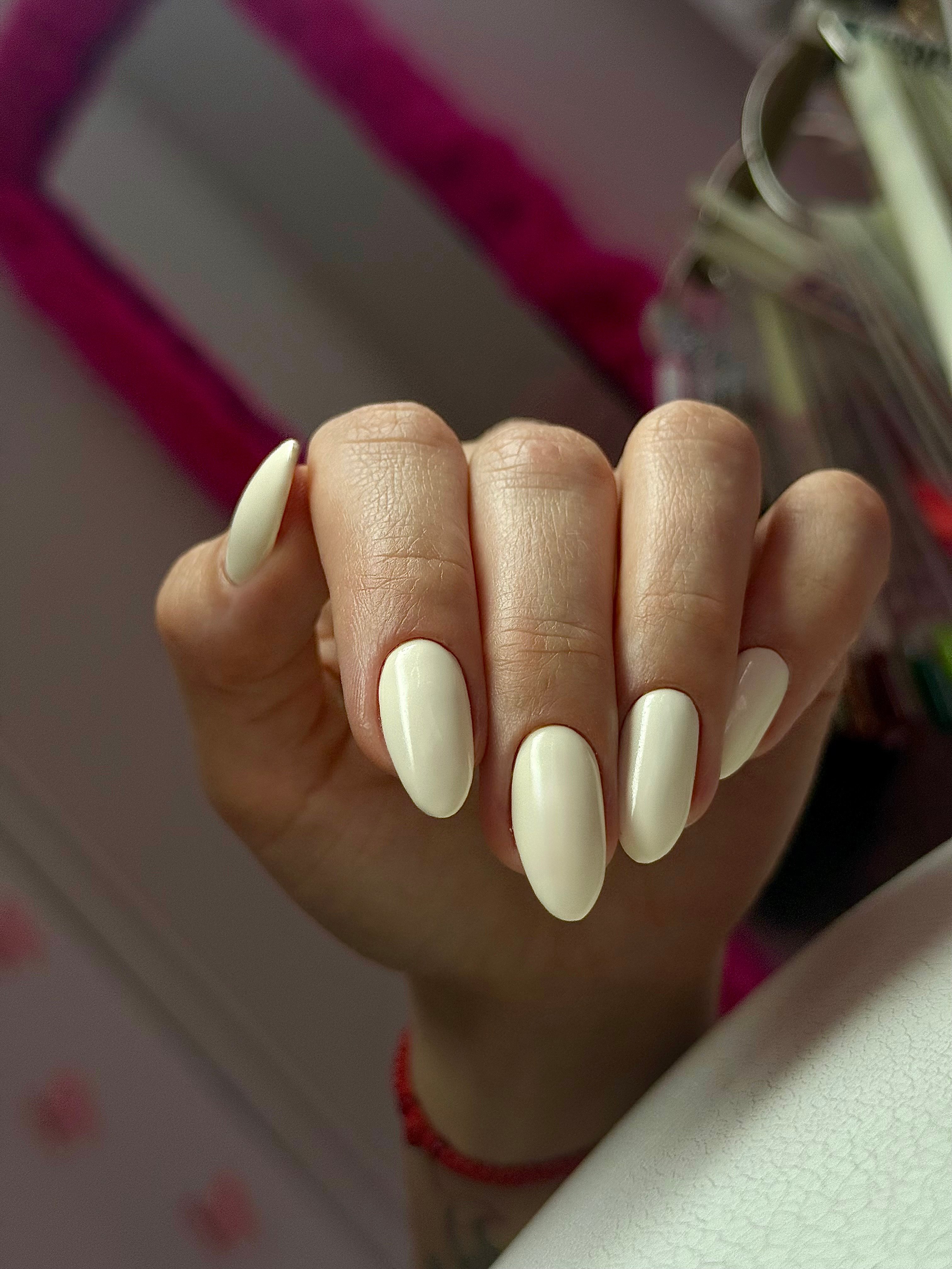 Манікюр мигдаль на довгі нігті молочний, фото - Нігтьова студія Nails Pro