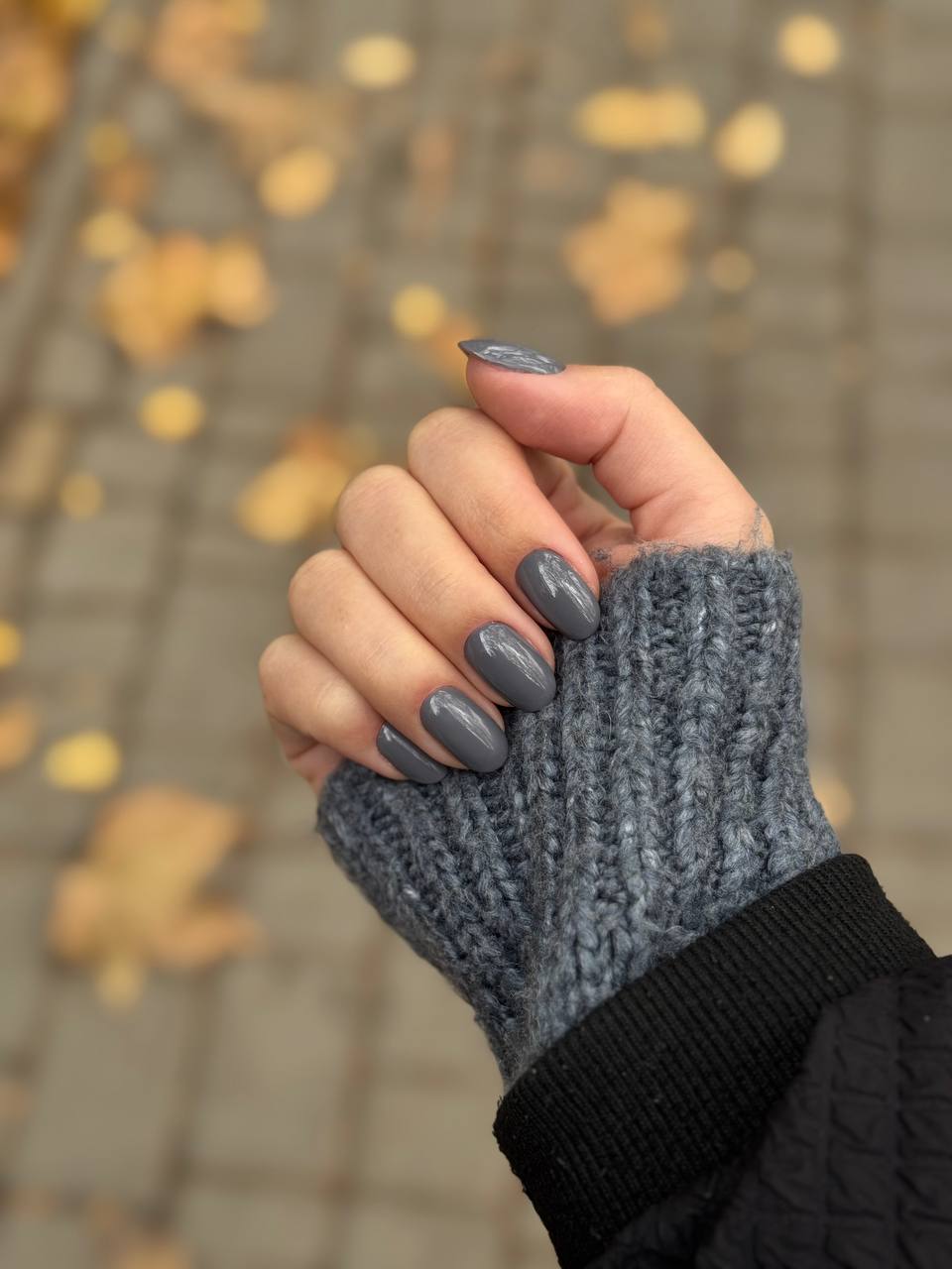 Однотонний (монохромний) манікюр сірий на овальні нігті, фото - Студія краси Nbb Studio