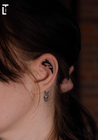 Женские на шее черно-белые, фото - Студия татуажа TimeLine Tattoo