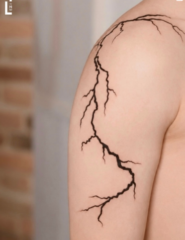 На руці плечі чорно-білі, фото - Студія татужу TimeLine Tattoo