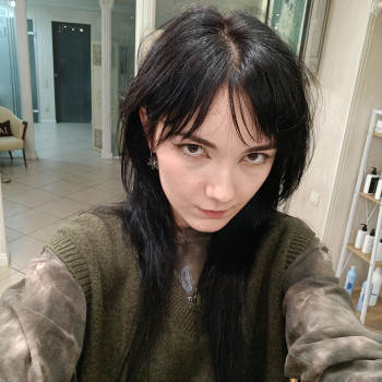 Женская стрижка в корейском стиле выполнена в технике Vidal Sassoon