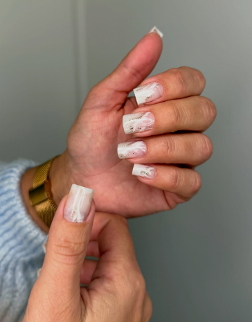 Білий манікюр на квадратні нігті мармуровий, фото - Нігтьова студія Golden Nails
