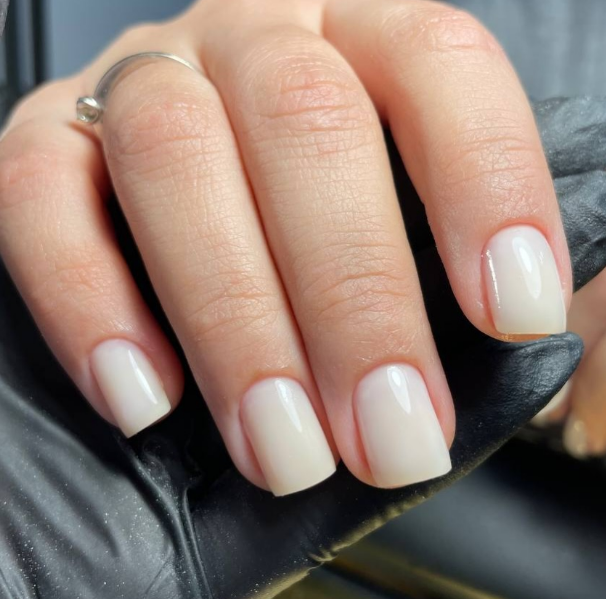 Манікюр на короткі нігті ніжний молочний, фото - Студія краси SS Beauty Space