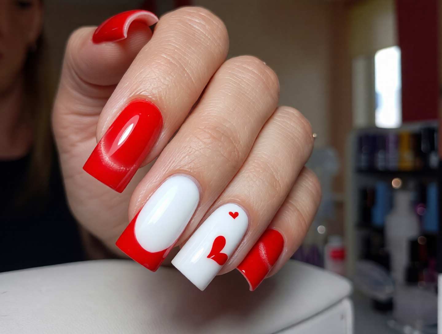 Білий манікюр червоний із серцями, фото - Нігтьова студія Melani Beauty Nails