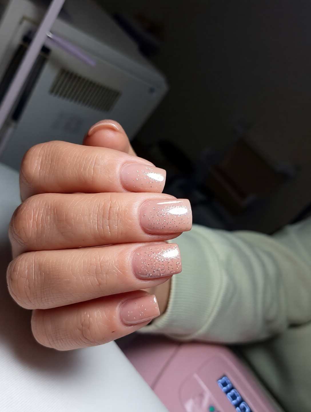 Нежный маникюр нюдовый с блестками, фото - Ногтевая студия Melani Beauty Nails