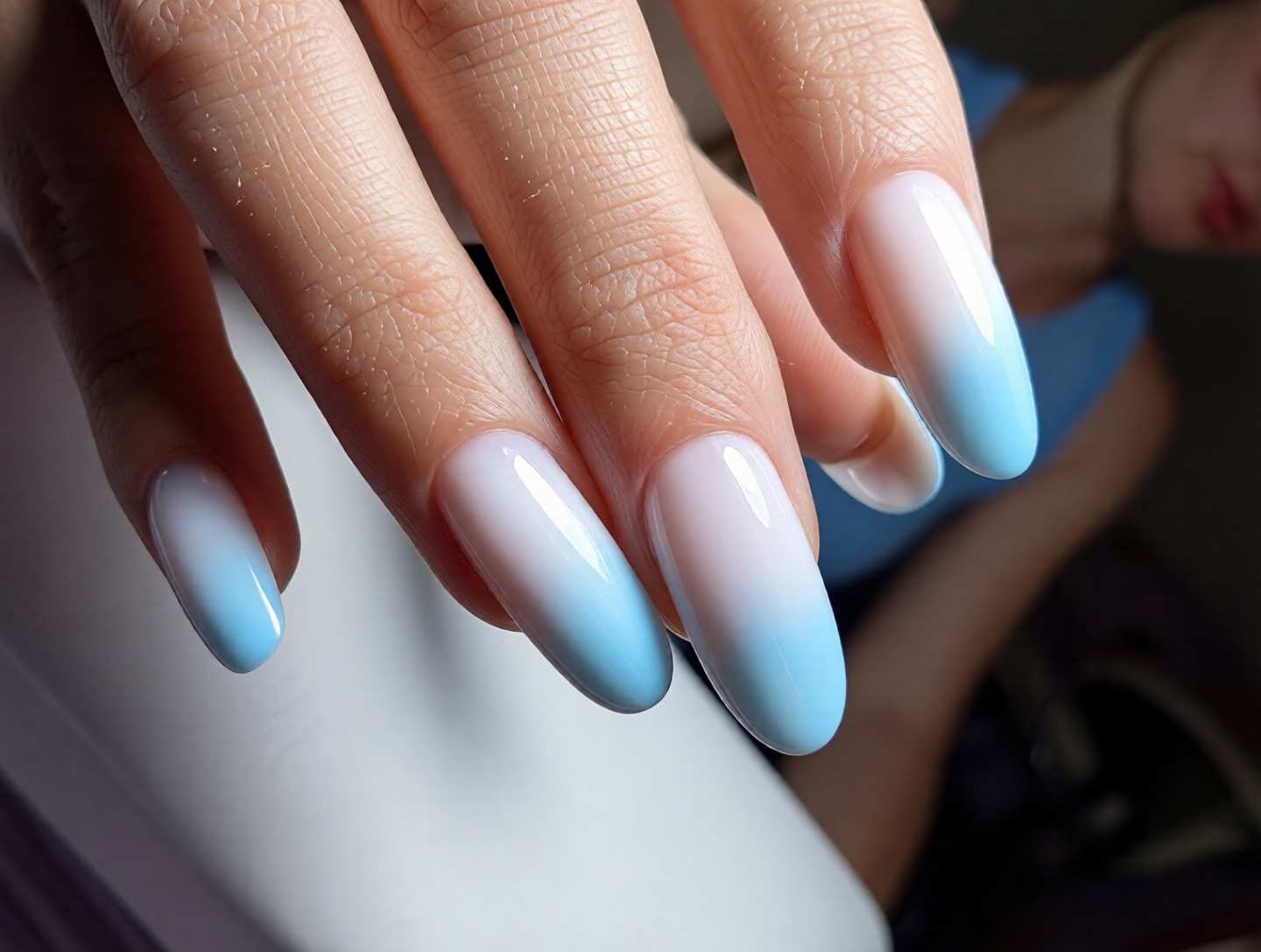 Ніжний манікюр на довгі нігті блакитний, фото - Нігтьова студія Melani Beauty Nails