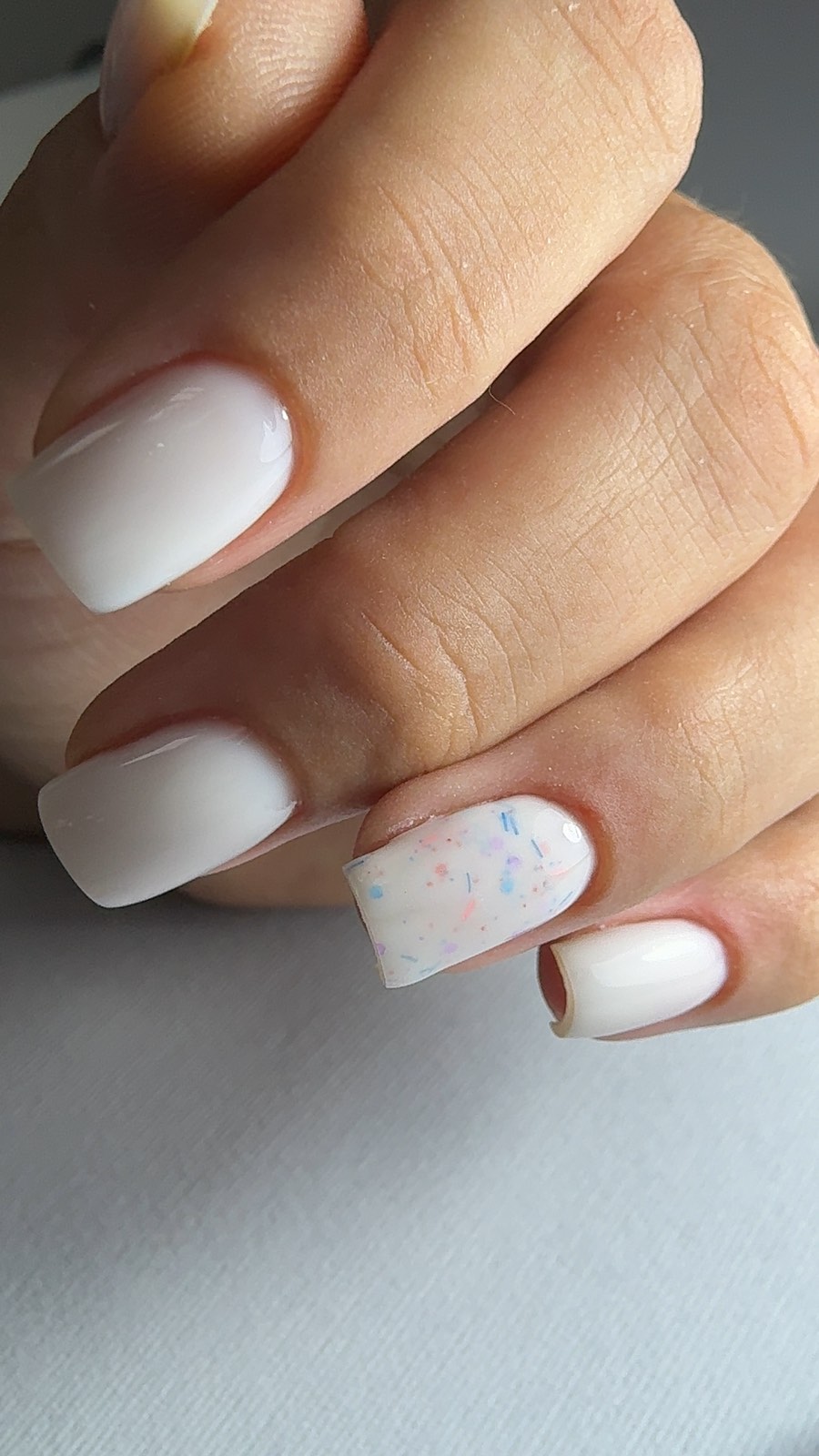 Білий манікюр з блискітками молочний, фото - Нігтьова студія Melani Beauty Nails