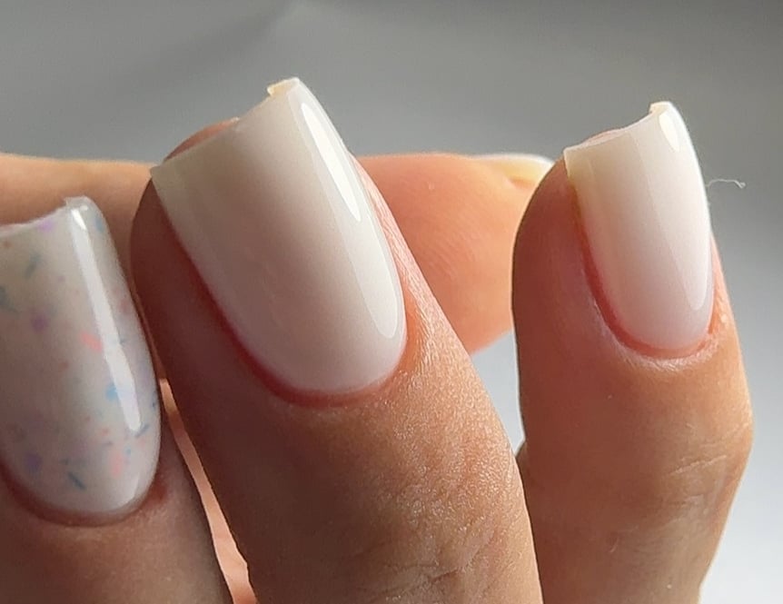 Манікюр на короткі нігті молочний квадратні, фото - Нігтьова студія Melani Beauty Nails