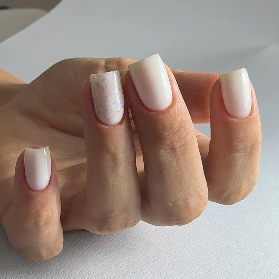 Білий манікюр з блискітками молочний, фото - Нігтьова студія Melani Beauty Nails