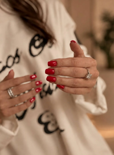 Красный маникюр яркий на квадратные ногти, фото - Ногтевая студия The 1st Nail Studio