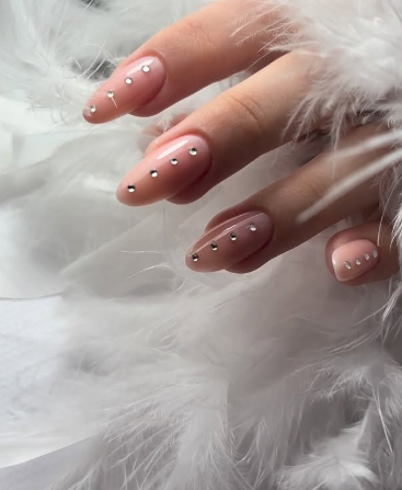 Ніжний манікюр нюдовий зі стразами, фото - Нігтьова студія Candy Nails